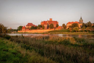 Malbork, Polonya - 22 Eylül 2024: Töton Şövalyelerinin ortaçağ başkenti, Polonya 'daki gotik tuğla kale Malbork. Popüler turizm merkezi ve UNESCO miras sitesi