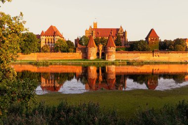 Malbork Kalesi ve Nogat Nehri Sonbaharda