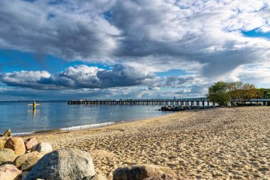 Güzel ahşap iskele ve denizin üzerinde fırtınalı sonbahar gökyüzü, Gdynia