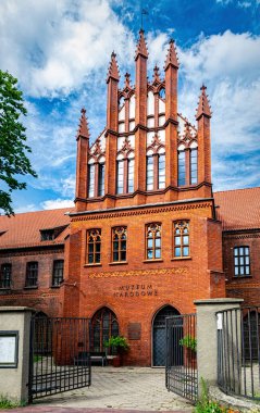 Gdansk, Polonya - 7 Temmuz 2024: Gdansk Ulusal Müzesi 'nin antik gotik binasının cephesi. Ortaçağ tuğla gotik mimarisi