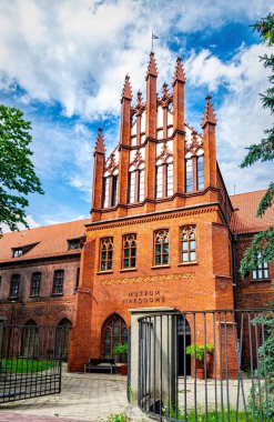 Gdansk, Polonya - 7 Temmuz 2024: Gdansk Ulusal Müzesi 'nin antik gotik binasının cephesi. Ortaçağ tuğla gotik mimarisi
