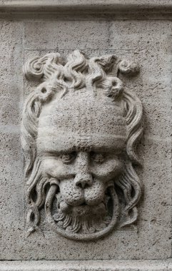 Taş duvar süslemesi ve oyulmuş aslan kabartması