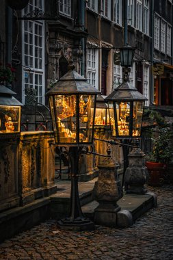 Gdansk 'taki tarihi Mariacka Caddesi. Geleneksel Kehribar Kuyumcuları