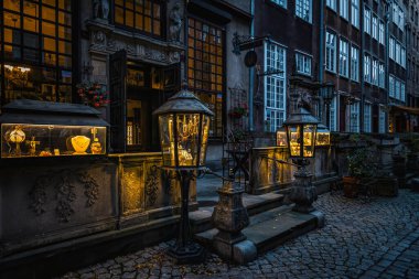 Gdansk 'taki tarihi Mariacka Caddesi. Geleneksel Kehribar Kuyumcuları