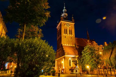 Gece Gdansk 'taki Brick Gotik St. Catherine Kilisesi