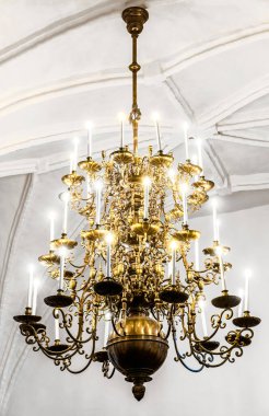 Gotik iç kısımda güzel bir pirinç avize.