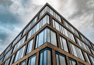 Modern ofis binasının pencereleri. İş konsepti