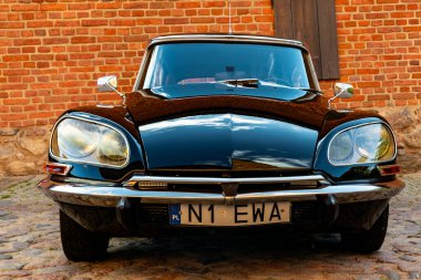 Klasik siyah araba Citroen DS 