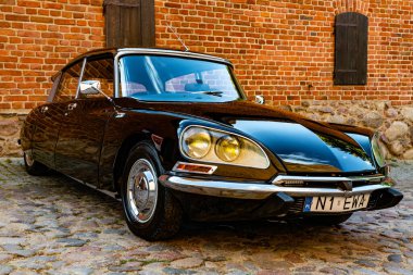 Paris, Fransa - 09 Ekim 2024: Tarihi mimarisi olan güzel klasik Citroen DS. Eski Avrupa arabaları