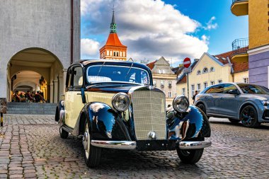 Olsztyn, Polonya - 12 Ekim 2024: Olsztyn 'deki tarihi caddede klasik Mercedes-Benz. Avrupa 'da yaz tatilleri