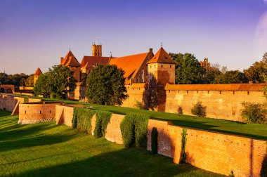 Malbork, Polonya - 12 Ekim 2024: Töton Şövalyelerinin ortaçağ başkenti, Polonya 'daki gotik tuğla kale Malbork. Popüler turizm merkezi ve UNESCO miras sitesi