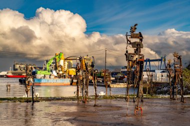 Gdansk, Polonya - 29 Kasım 2023: Steampunk paslı demir heykeller Gdansk tersanesinde heykeller
