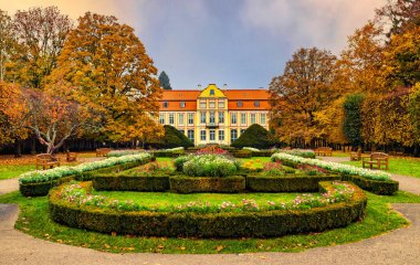 Gdansk Oliwa Parkı 'nda sonbaharda çimenler ve mimari