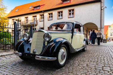 Olsztyn, Polonya - 12 Ekim 2024: Olsztyn 'deki tarihi caddede klasik Mercedes-Benz. Avrupa 'da yaz tatilleri