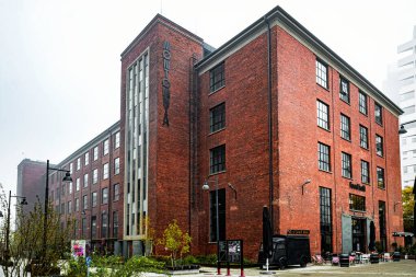 Gdansk, Polonya - 27 Ekim 2024: yemek salonu Montownia ve tarihi Gdansk tersanesinde çatı katı tarzında yeni konut inşaatı. Otelleri olan dinlenme alanı, açık hava gece kulüpleri.