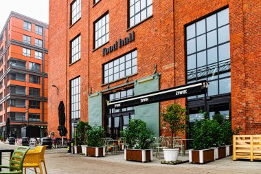 Gdansk, Polonya - 27 Ekim 2024: yemek salonu Montownia ve tarihi Gdansk tersanesinde çatı katı tarzında yeni konut inşaatı. Otelleri olan dinlenme alanı, açık hava gece kulüpleri.