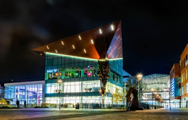 Gdansk, Polonya - 29 Ekim 2024: Gdansk 'ın tarihi bölgesinde modern alışveriş merkezi Forumu, gece manzarası. Polonya 'da ticaret ve ticaret