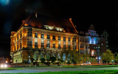 Gdansk, Polonya - 29 Ekim 2024: Gdansk 'taki Narodowy Bank Polski' nin tarihi binası. Arka farlı güzel şehir manzarası