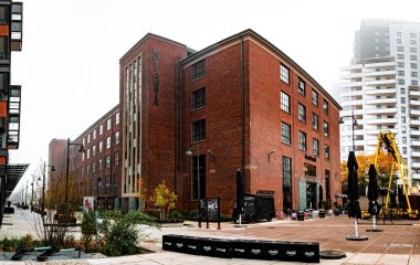 Gdansk, Polonya - 27 Ekim 2024: yemek salonu Montownia ve tarihi Gdansk tersanesinde çatı katı tarzında yeni konut inşaatı. Otelleri olan dinlenme alanı, açık hava gece kulüpleri.