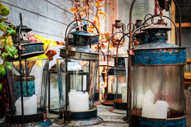 Mumlu pirinç ve metal lams.