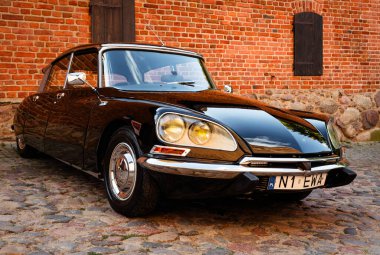 Paris, Fransa - 09 Ekim 2024: Tarihi mimarisi olan güzel klasik Citroen DS. Eski Avrupa arabaları