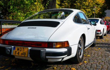 Berlin, Almanya - 10 Ekim 2024: Güzel klasik Porsche 911 eski taş kaldırımlı sokakta. Eski Avrupa arabaları