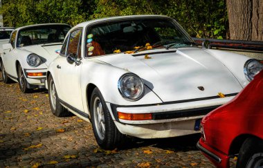Berlin, Almanya - 10 Ekim 2024: Güzel klasik Porsche 911 eski taş kaldırımlı sokakta. Eski Avrupa arabaları