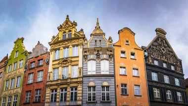 Eski Gdansk Kasabası 'ndaki antik evlerin Gotik cepheleri