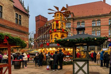 Gdansk, Polonya - 24 Kasım 2024: Güzel renkli Noel pazarı ve tatil sokak dekorasyonları. Geleneksel tatil hediyesi indirimi