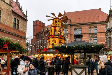 Gdansk, Polonya - 24 Kasım 2024: Güzel renkli Noel pazarı ve tatil sokak dekorasyonları. Geleneksel tatil hediyesi indirimi