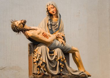 Pieta, Aziz Meryem çarmıha gerilmiş İsa 'nın bedenini destekliyor. Güzel Piet tipi, ortaçağ heykeli, 1400 yıl.