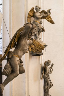 Ortaçağ ahşap heykelleri Gdansk 'taki gotik Aziz Mary Bazilikası' nda oyulmuş.