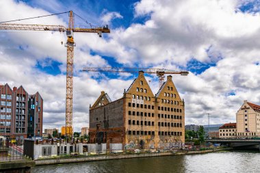 Gdansk, Polonya - 13 Temmuz 2024: İkinci Dünya Savaşı sırasında Polonya 'nın Gdansk kentindeki tuğla ambarı yıkıldı. Tarihi binaların restorasyonu ve yenilenmesi