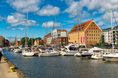 Gdansk, Polonya - 13 Temmuz 2024: Gdansk 'taki Motlawa Nehri' nin rıhtımında demirlemiş çeşitli tekne ve yatlar. Liman ve Baltık Avrupa şehir manzarası. Avrupa 'da seyahat ve tatil