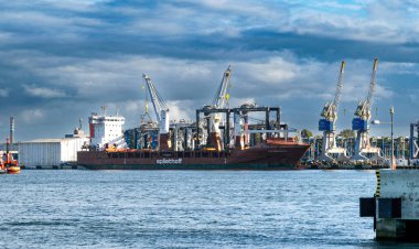 Gdansk, Polonya - 05 Ocak 2025: Gdansk sanayi bölgesinin havadan görünüşü. Turnalar ve gemiler Gdansk rıhtımında. Baltık Denizi 'nde gemi yapımı ve deniz taşımacılığı