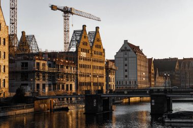 Gdansk, Polonya - 25 Ocak 2024: İkinci Dünya Savaşı sırasında Polonya 'nın Gdansk kentindeki tuğla ambarı yıkıldı. Tarihi binaların restorasyonu ve yenilenmesi