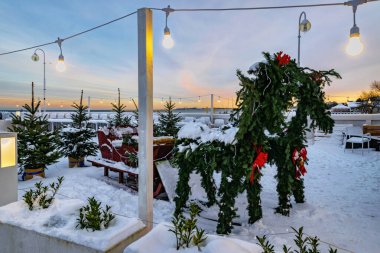 Güzel dekore edilmiş Noel Pazarı. Yeşil köknar dallarından yapılmış Noel geyiği