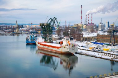 Gdansk, Polonya - 05 Ocak 2025: Gdansk sanayi bölgesinin havadan görünüşü. Turnalar ve gemiler Gdansk rıhtımında. Baltık Denizi 'nde gemi yapımı ve deniz taşımacılığı