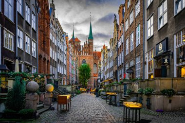 Gdansk, Polonya - 12 Ekim 2024: Gdansk 'taki Alacakaranlık. Ortaçağ gotik Mariacka sokağı ve kehribar taşı mücevher ticareti.