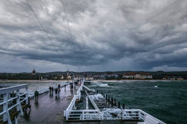 Sopot 'taki güzel ahşap iskele ve fırtınalı deniz dalgaları