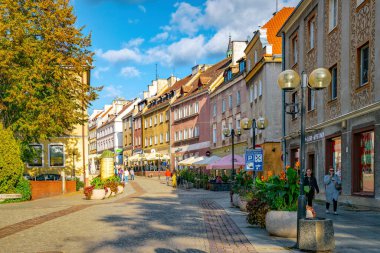 Olsztyn, Polonya - 12 Ekim 2024: Polonya 'nın Olsztyn kentindeki tarihi bölgede pazar meydanındaki renkli ortaçağ evleri