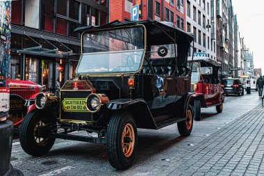 Gdansk, Polonya - 19 Ocak 2025: Gdansk 'ın tarihi bölgesinde güzel klasik turist arabası. Eski Gdansk kasabasında turist rotaları ve rehberli turlar