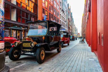 Gdansk, Polonya - 19 Ocak 2025: Gdansk 'ın tarihi bölgesinde güzel klasik turist arabası. Eski Gdansk kasabasında turist rotaları ve rehberli turlar