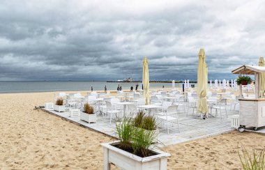 Baltık Denizi kıyısında bulutlu bir yaz sabahı. Sopot Plajı
