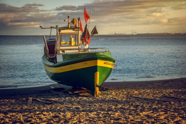Baltık kıyılarında balıkçı teknesi