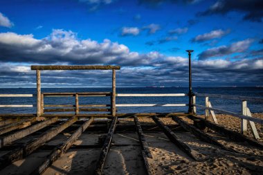 Baltık Denizi 'ndeki eski güzel iskele.