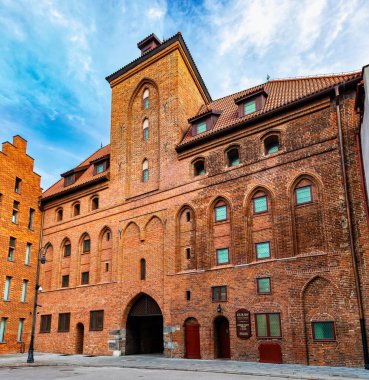 Gdansk, Polonya - 02 Şubat 2025: Gdansk 'taki antik liman vinci Zuraw' ın tuğla gotik inşaatı. Gdansk 'taki Eski Şehir' in Ortaçağ turistik beldesi