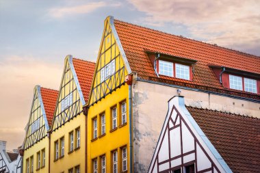 Eski Gdansk Kasabası 'ndaki antik evlerin Gotik çatıları