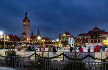 Sopot, Polonya - 18 Ocak 2025: Eski deniz feneri ve Sopot tarihi meydanı. İnsanlar Noel 'i ve geleneksel Noel pazarını kutluyor