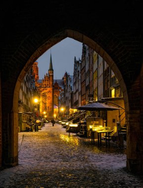 Gdansk 'taki tarihi Mariacka Caddesi. Geleneksel Kehribar Kuyumcuları